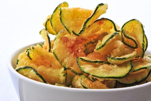 chips d’aubergine et d’autres légumes