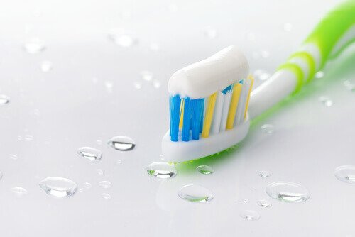 dentifrice pour nettoyer une table en verre