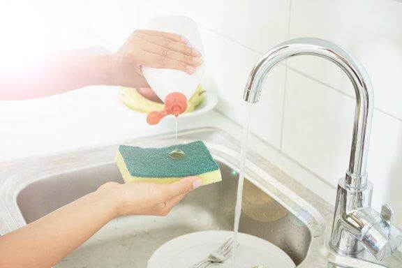 5 astuces pour désinfecter les éponges de cuisine - Améliore ta Santé