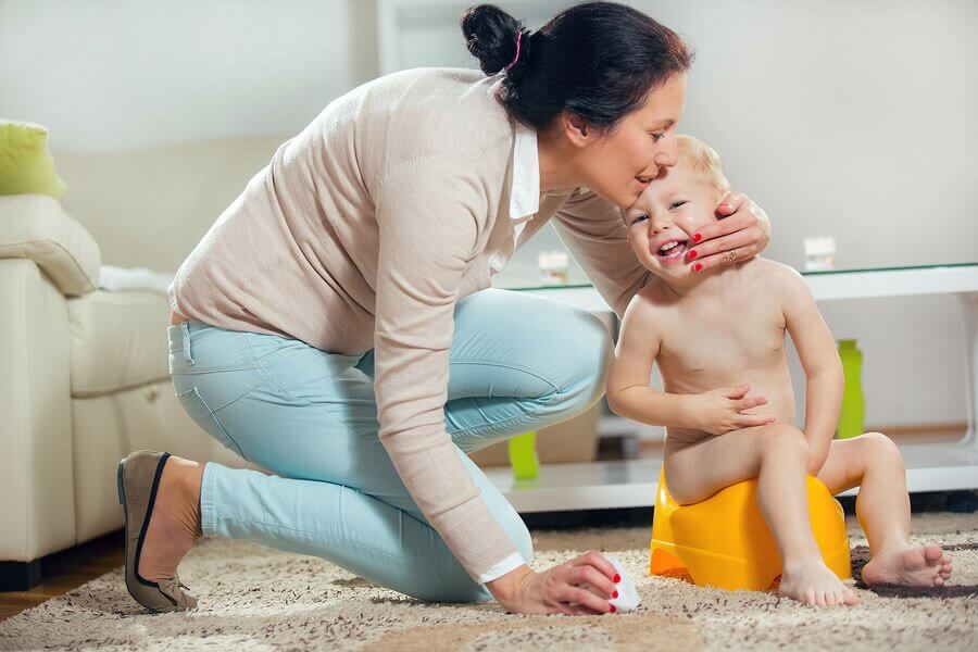 mère et son enfant sur le pot