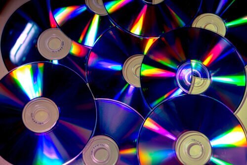 vases décorés avec des CD-ROM