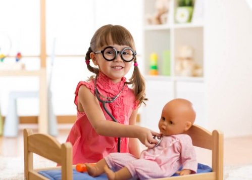 Fillette faisant comme dans le dessin animé Docteur la Peluche