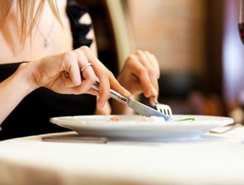 Une des stratégies psychologiques pouvant permettre de perdre du poids consiste à manger plus lentement