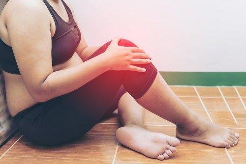 femme qui a mal au genou et qui a besoin d'une arthroscopie