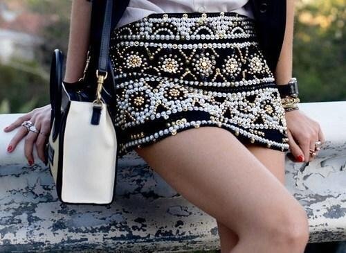 femme à la taille non marquée