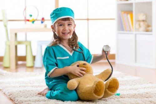 Petite fille reproduisant Docteur la Peluche