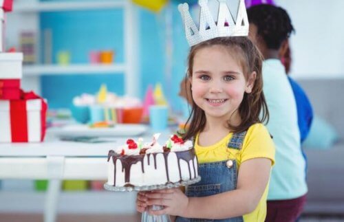 gâteau d'anniversaire d'une petite fille
