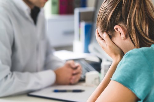 Une femme qui souffre d'une maladie mentale