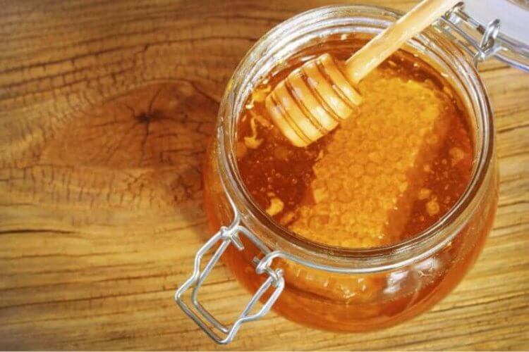 On peut resserrer les pores en appliquant du miel sur la peau