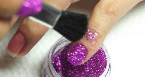 des paillettes roses pour embellir vos ongles