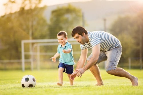 Un père et son fils jouant au football