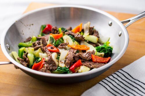 préparation du bibimbap avec un wok
