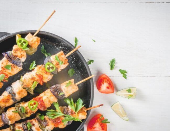 préparer des brochettes de poulet