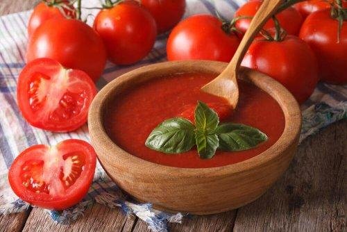 La sauce tomate fait partie de la recette de la pizza à la linguiça