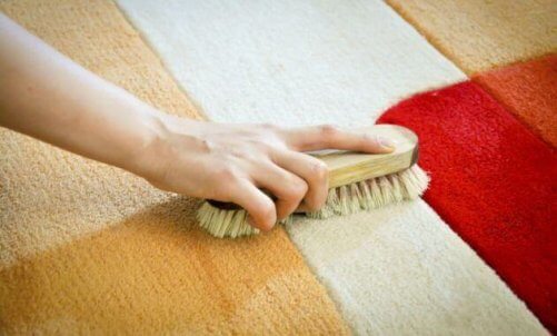 nettoyer un tapis avec une brosse