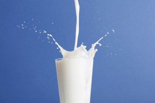 Une verre de lait entier