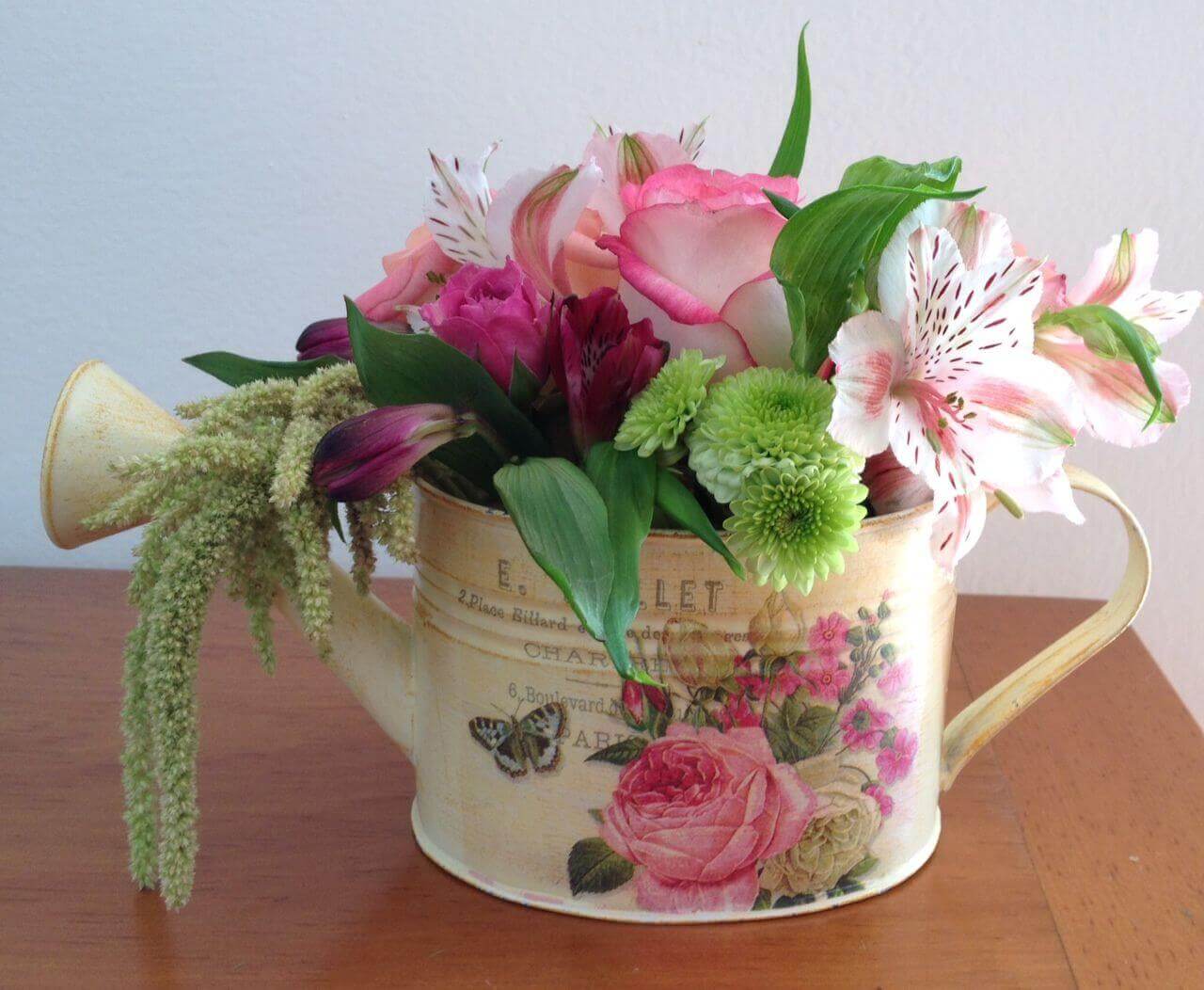 centres de table économiques : arrosoir avec des fleurs