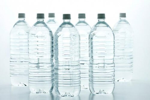 faire ses propres arrosoirs avec des bouteilles d'eau