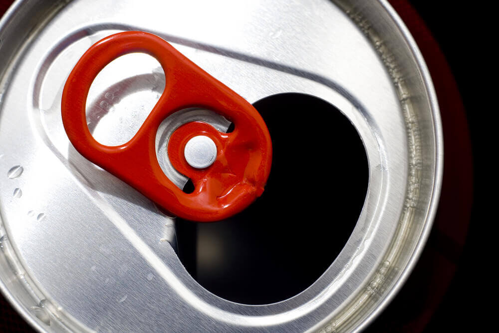 porte-clés réalisés avec des éléments recyclés : capsules de canettes de soda
