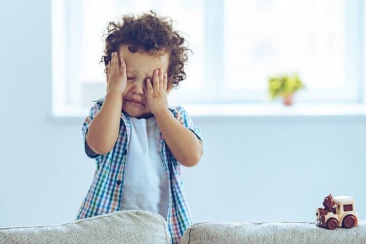 Un enfant qui pleure car ses parents sont partis sans dire au revoir