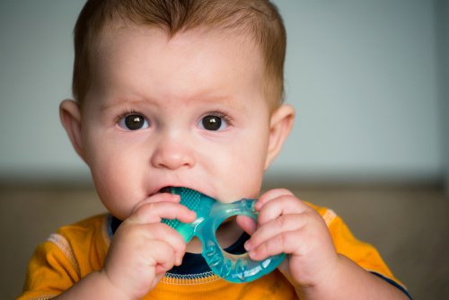 enfant en train de mordre pour faire ses dents