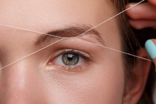 épilation des sourcils au fil