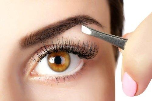 épilation des sourcils à la pince