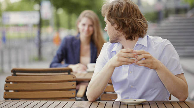 Un homme qui aimerait dire "je t'aime" à une femme dans sa langue
