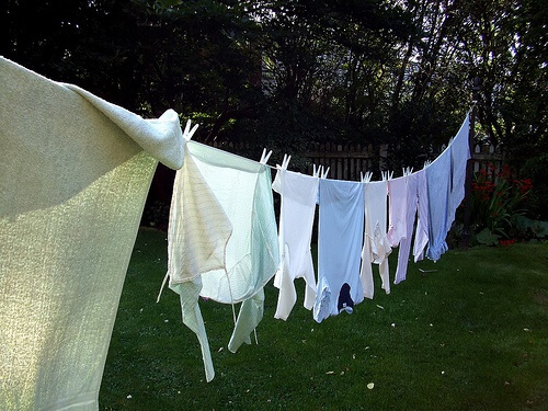 vêtements en laine étendus