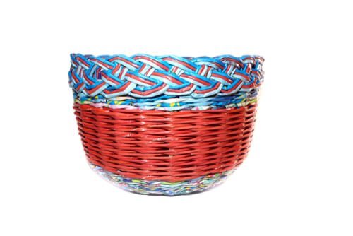 panier tendance réalisé avec de vieux magazines