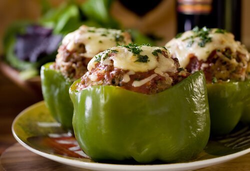 Poivrons farcis au quinoa : 2 recettes délicieuses