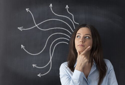 Une femme qui réfléchit au fait de tomber amoureux de l'amour