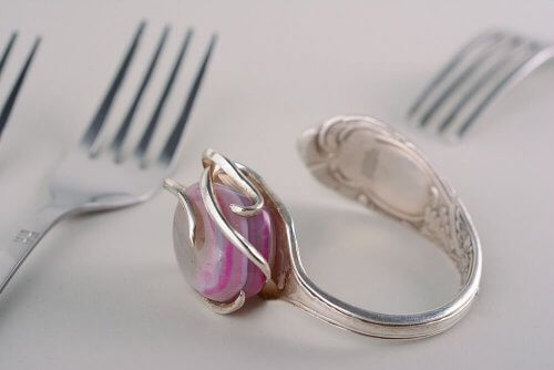 recycler de vieux couverts pour en faire des bracelets