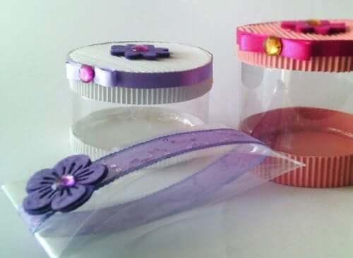 paquets cadeaux avec bouteilles en plastique