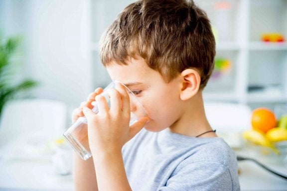 les vomissements fréquents chez les enfants peuvent être traités grâce à une bonne hydratation
