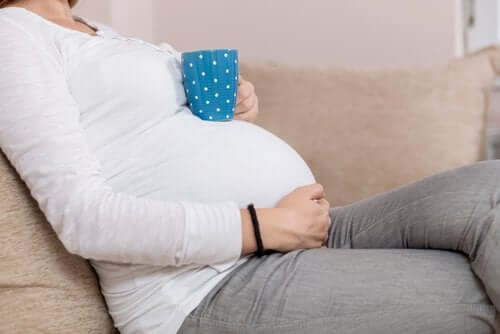 femme enceinte qui boit un thé