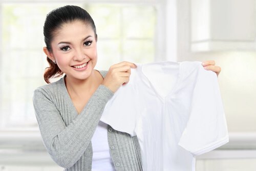 enlever les taches sur les vêtements grâce au produit nettoyant pour vitres