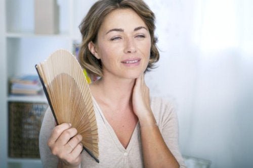 femme vivant une ménopause précoce