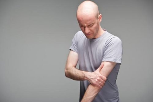 homme souffrant d'une tendinite du biceps