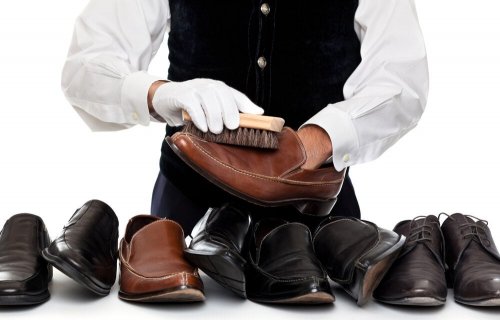 nettoyer les chaussures en cuir avec une brosse