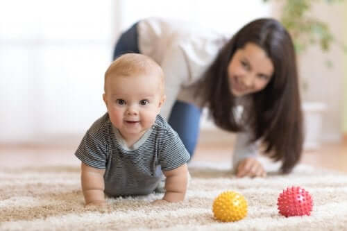 5 clés pour encourager votre bébé à marcher à quatre pattes