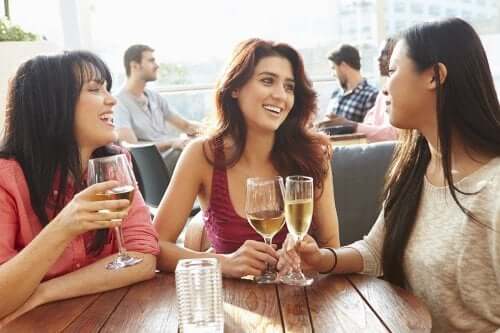 Trois amies boivent un verre ensemble
