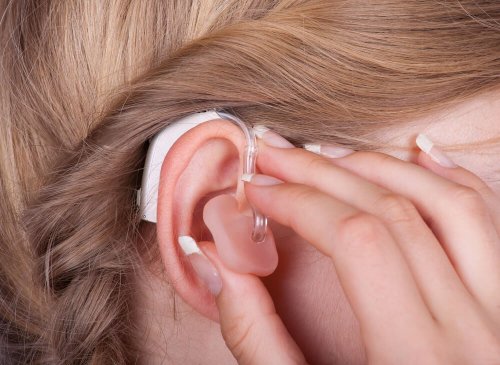 La pose d'un appareil auditif en cas d'hypoacousie