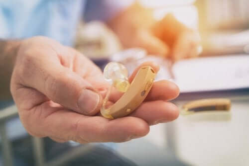 Hypoacousie ou surdité : symptômes et traitement