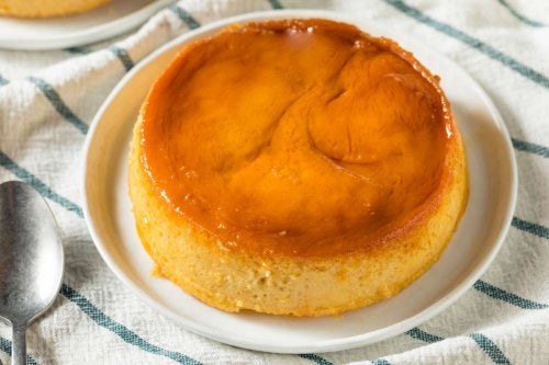 Un flan napolitain dans une assiette