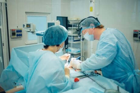 le chirurgien procède à l'opération de la torsion du cordon spermatique