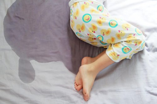 Un enfant qui a fait pipi au lit et qui est concerné par l'incontinence urinaire