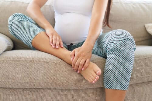 femme enceinte faisant un massage prénatal