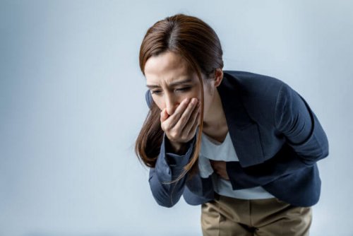 Une femme qui a des nausées à cause du Prozac