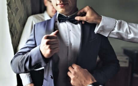 fiancé qui se prépare pour son mariage